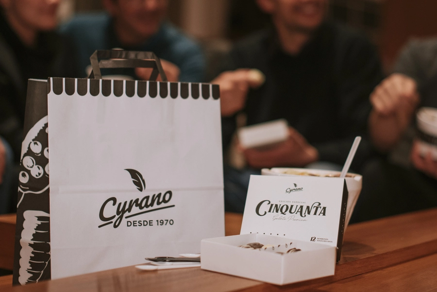 Grupo de personas disfrutando de productos Cyrano