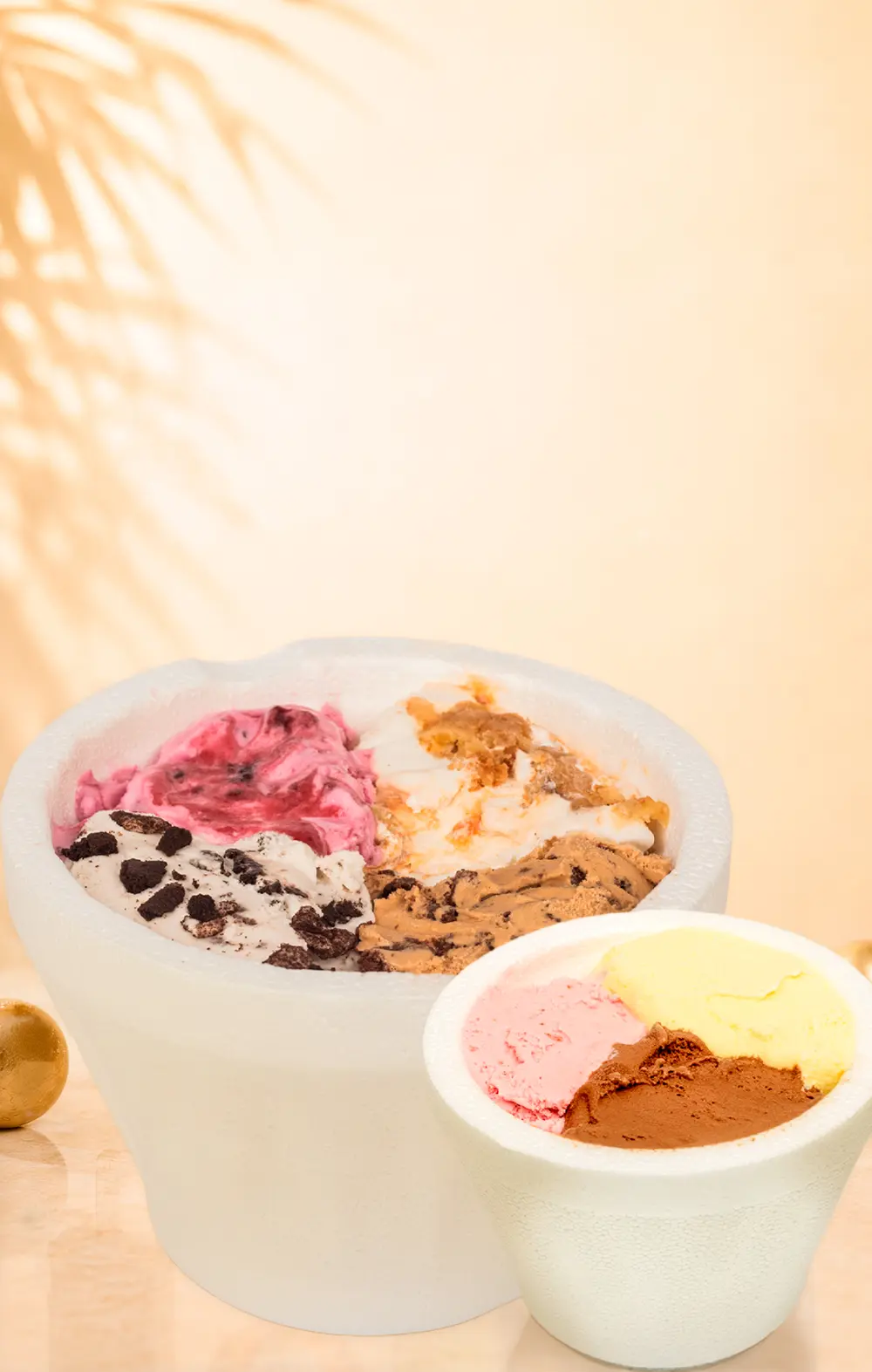 Sabores de helado en balde